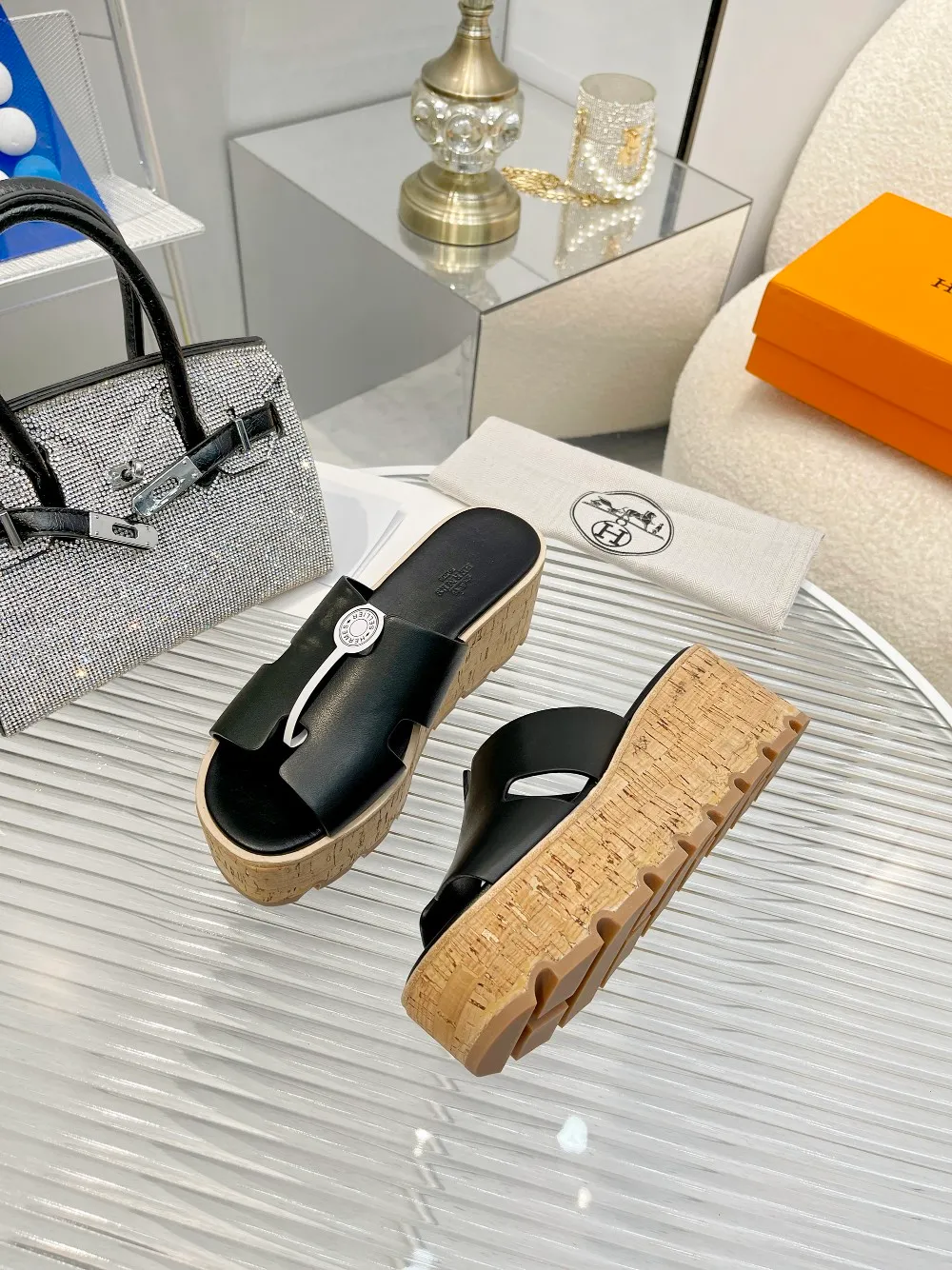 👟👟Ex-factory price 540👟👟 High version of the 2024 spring and summer new HERMES Hermès counter new style. The wedge-heeled Erjiu sandals and slippers, which have been extremely popular recently, are paired with various colorful socks. They are very trendy. Upper: cowhide. Outsole: technological imitation wood sole. Heel height: about 7cm. Size: Female 35-41 (40/41 non-refundable and non-exchangeable)
